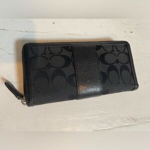 Coach Signature Zipper Accordion Zip Wallet - Long